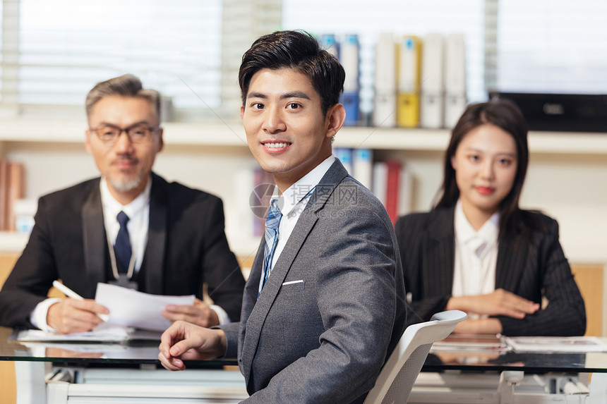 青年男性求职面试 图片