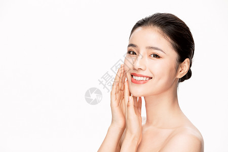 年轻美女美容护肤面部护理背景图片