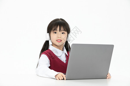小女孩看平板电脑学习高清图片