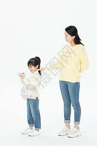 管教孩子妈妈管教女儿玩手机游戏背景