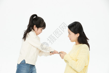 女儿和妈妈争抢手机背景图片