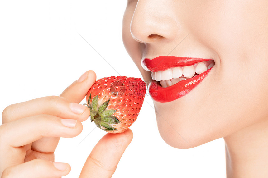 美女吃草莓嘴巴局部特写图片