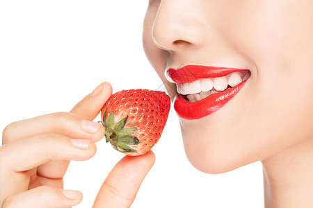 美女吃草莓嘴巴局部特写背景图片