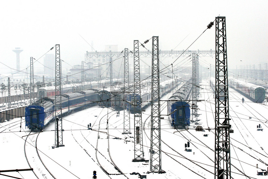 冬雪中的火车整备库图片