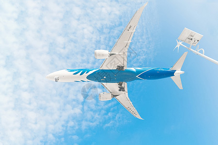 蓝色杨帆起航天空中的飞机掠过背景