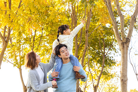 一家三口女儿骑在爸爸的肩身上背景图片