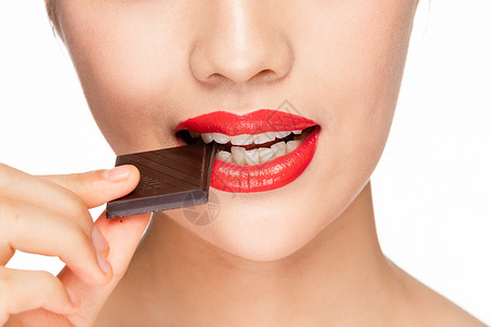 女性吃巧克力嘴部特写高清图片
