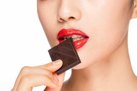 女性吃巧克力嘴部特写高清图片