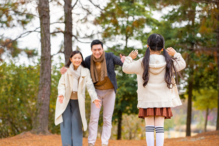 年轻爸妈向女儿张开怀抱高清图片