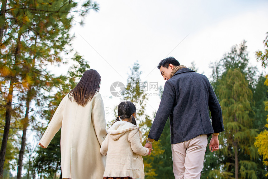 一家人公园散步背影图片