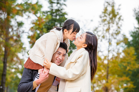 亲吻爸爸女孩一家三口幸福生活背景