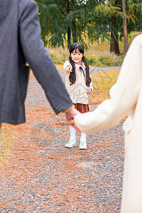 年轻爸妈等待女儿拥抱图片