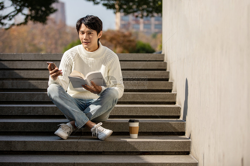 青年男性户外打电话图片