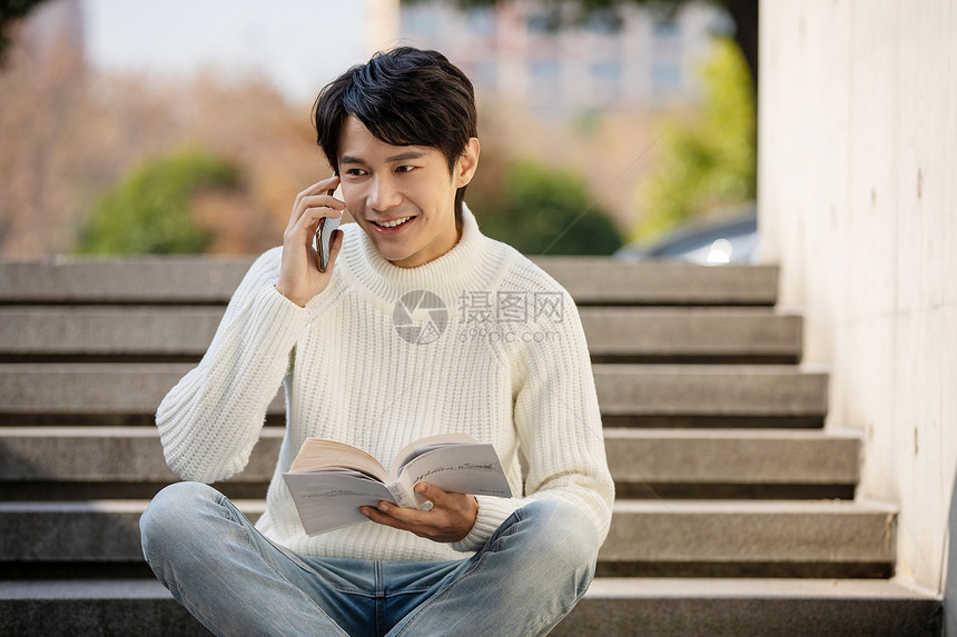 青年男性户外打电话图片