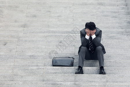 失业的男人商务男性下班回家崩溃背景