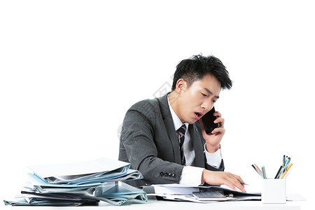 商务男性一边打电话一边工作办公室高清图片素材