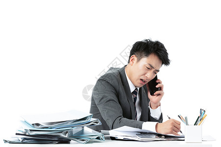 商务男性一边打电话一边工作商业高清图片素材