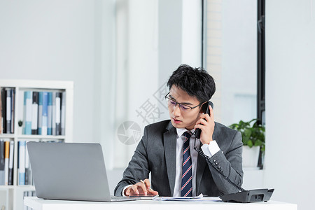 商务男性工作打电话记录商务人士高清图片素材