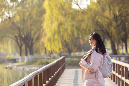 冬季校园里的甜美女大学生高清图片