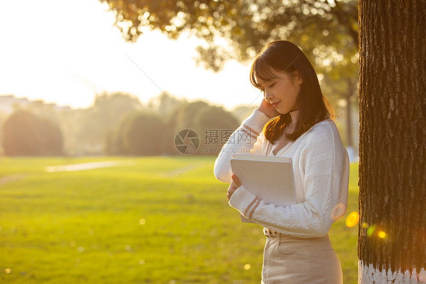 夕阳下的女大学生图片