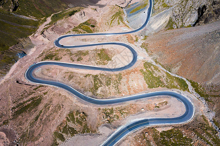 航拍新疆山野盘山公路图片