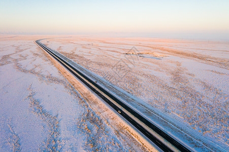 航拍新疆冬季雪原公路图片