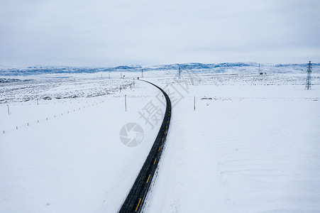 航拍新疆冬季雪原公路高清图片