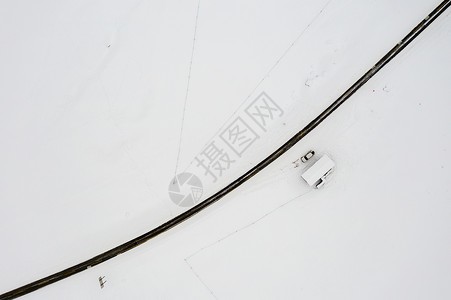 航拍新疆冬季雪原公路图片
