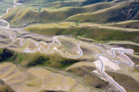航拍新疆山野盘山公路背景图片