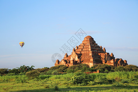 缅甸蒲甘佛塔与热气球图片