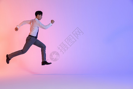 商务男性跳跃奔跑图片