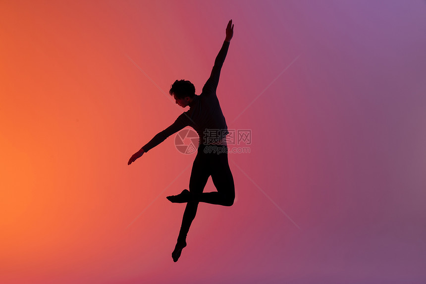 男性舞蹈动作跳跃剪影图片