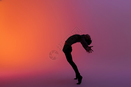 男性舞者剪影舞蹈动作图片