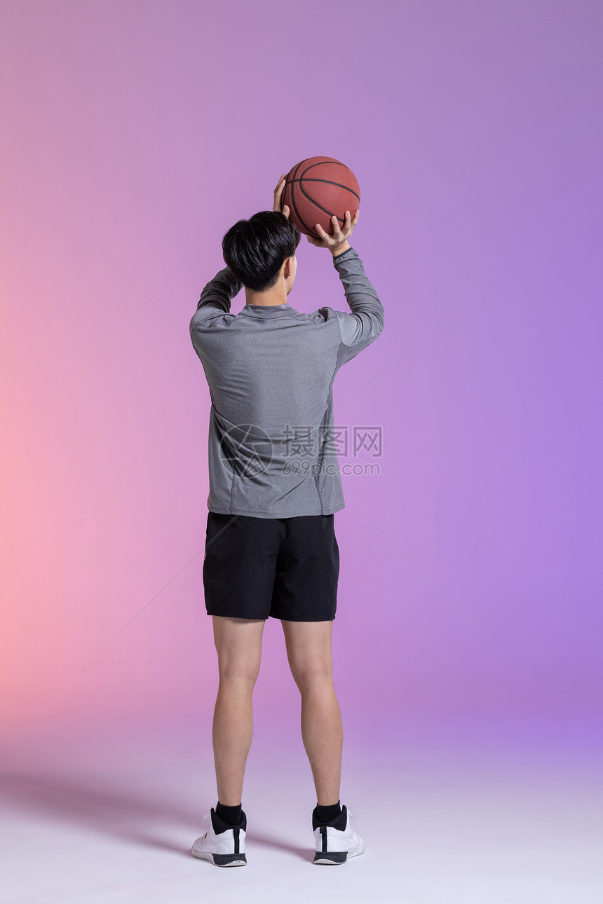 男性篮球运动员投篮背影图片