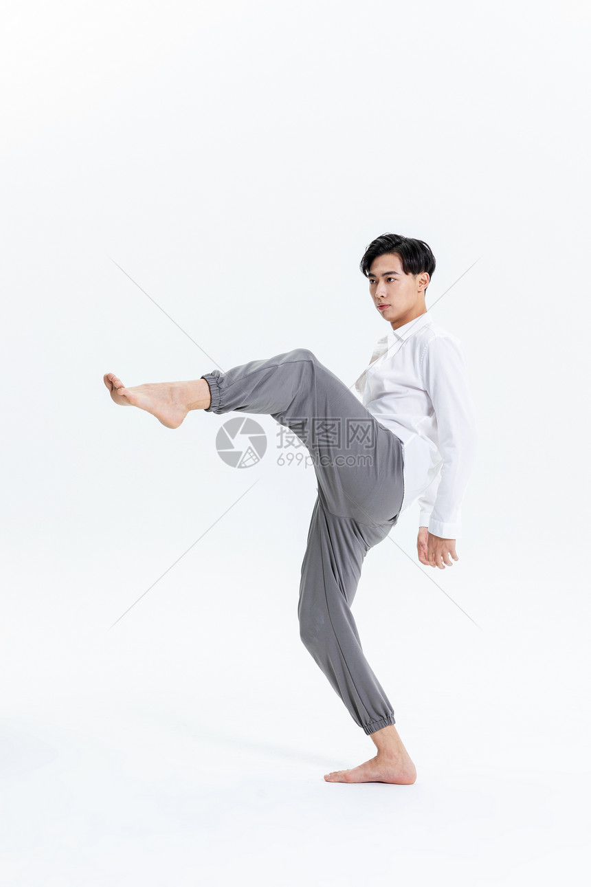 男性舞者舞蹈动作伸展图片