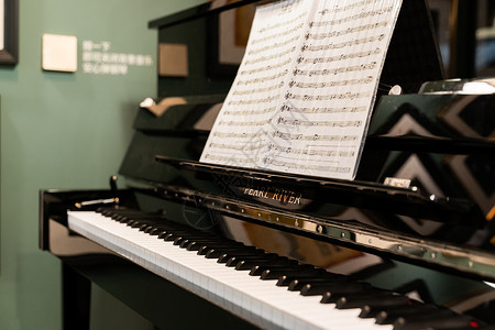 钢琴和琴谱绿色钢琴素材高清图片