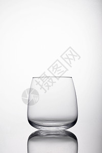 透明水杯背景图片