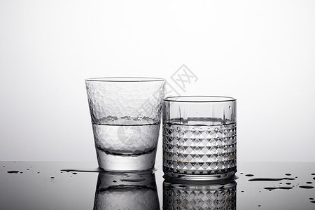 透明酒杯背景图片