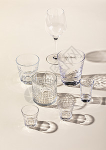 透明玻璃杯背景图片