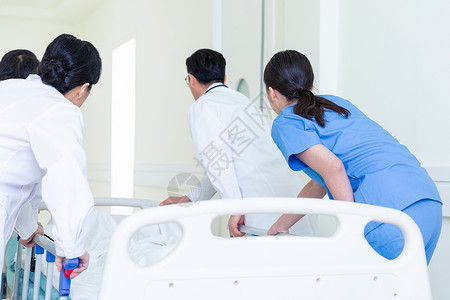 急救中的医护人员手推病床高清图片
