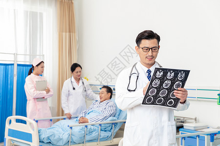 医生护士研究患者病情高清图片