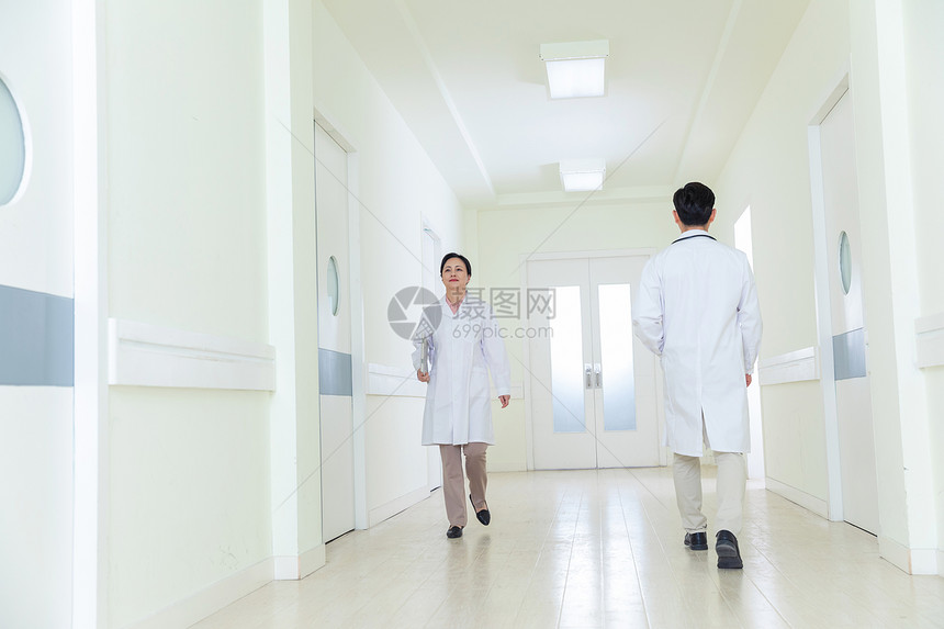 医院走廊上的医生图片