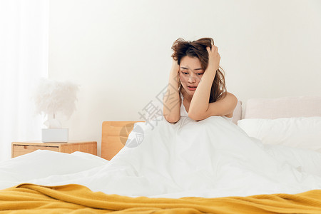 悲伤难过的女性分手失恋悲伤女性双手抓头背景