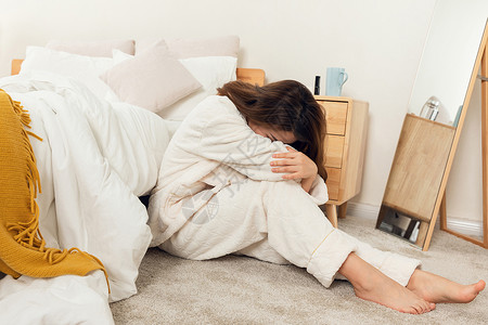 分手失恋悲伤女性抱头痛哭高清图片