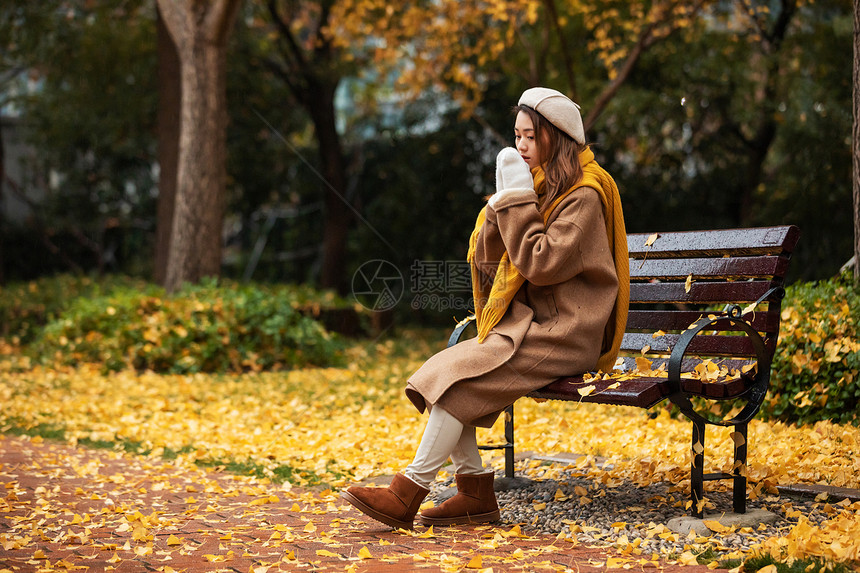 秋季文艺美女看银杏落叶图片