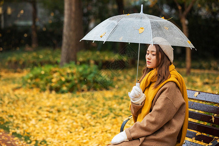 秋季雨天文艺美女公园撑伞图片