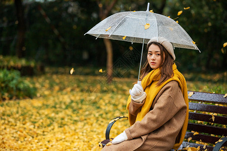秋季雨天文艺美女公园撑伞图片