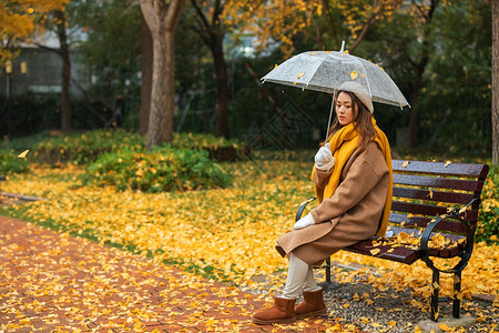 秋季雨天文艺美女公园撑伞图片
