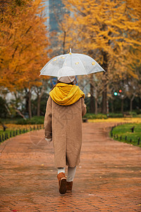 下雨天美女公园里散步背影背景图片