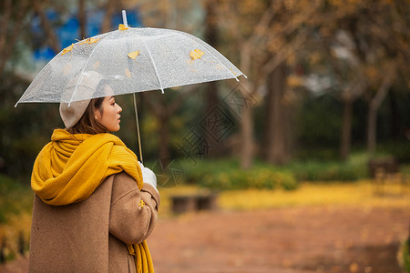 下雨天美女公园里散步高清图片